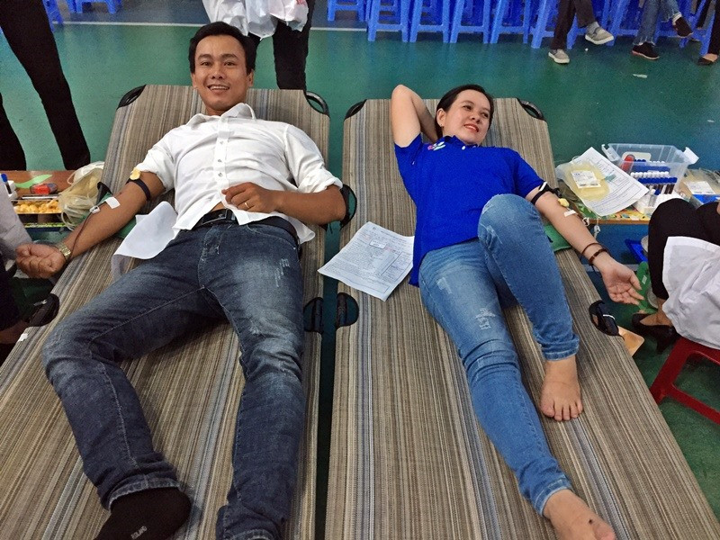 Các nhân viên siêu thị Co.opMart Tam Kỳ tham gia hiến máu tình nguyện. Ảnh: V.V