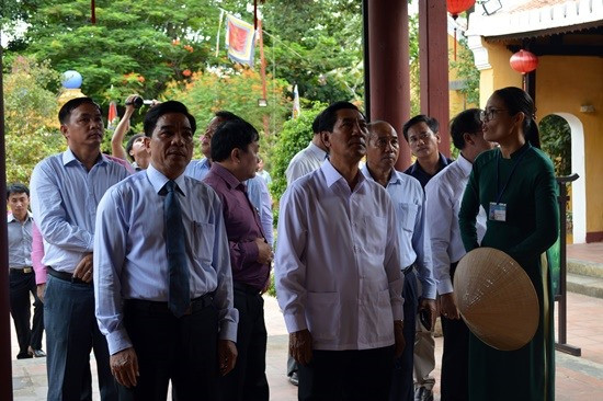 Đoàn đại biểu Quốc hội Lào quan tâm và thích thú với các giá trị văn hóa, lịch sử khu phố cổ. Ảnh: K.L