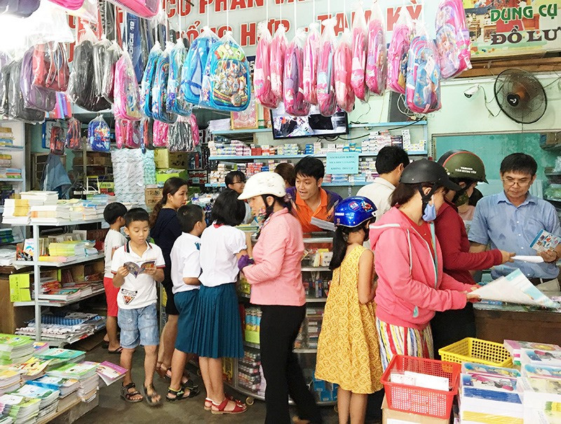 Nhiều phụ huynh đến mua sắm tại hiệu sách Nhân dân số 2 (đường Nguyễn Thái Học, TP. Tam Kỳ). Ảnh: KL