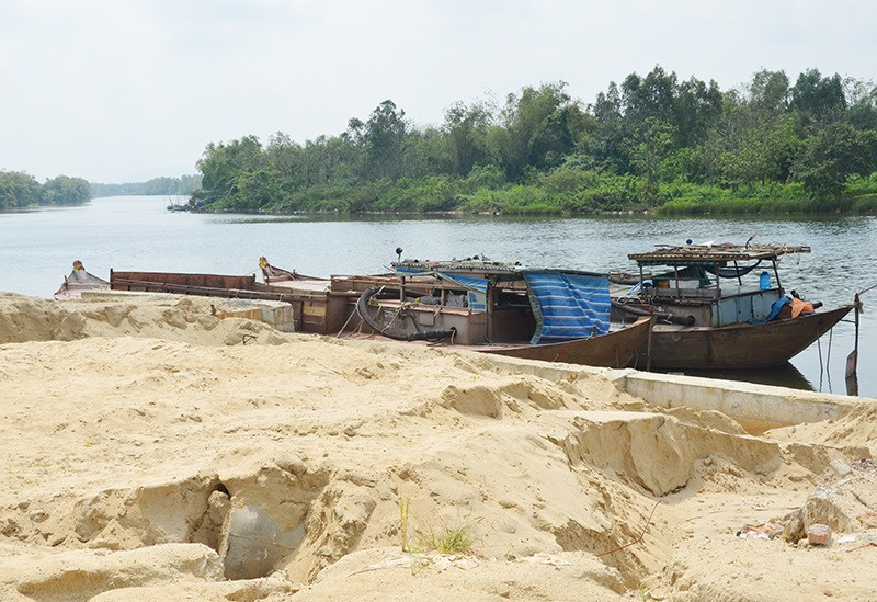 Một bãi tập kết cát ven sông ở phường Điện Ngọc. Ảnh: T.N