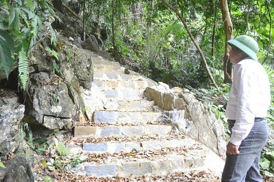 Dự kiến lắp đặt khoảng 1.000 bậc thang để lên hang Ngọc Đế. Ảnh: C.T