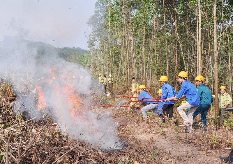 Diễn tập phòng chống cháy rừng ở xã Duy Sơn. Ảnh: T.H