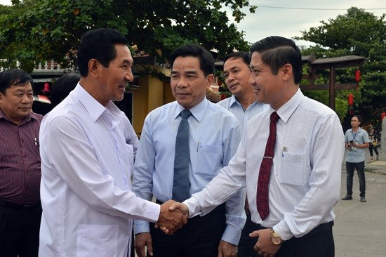 Quang Nam leaders and Vice President of the Lao National Assembly Bounpone Bouttanavong (L)