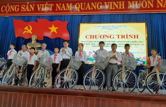 Hội đồng hương Điện Bàn tại TP.Hồ Chí Minh trao tặng xe đạp cho học sinh nghèo Điện Bàn. Ảnh: KHÁNH LINH