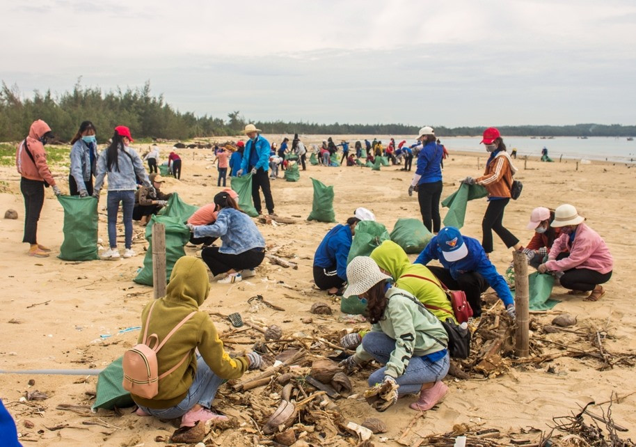 Sinh viên dọn rác tại bãi biển xã đảo Tam Hải. Ảnh: THÀNH ĐẠT