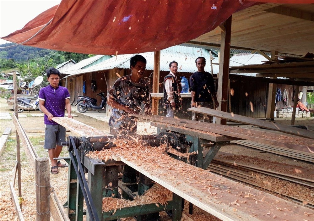 Không phải ra ruộng, lên rẫy, trong những tháng nông nhàn, nhiều gia đình ở K'Noonh lo xây dựng, sửa sang nhà cửa. Trong ảnh: Một góc xưởng chế biến gỗ phục vụ việc xây dựng nhà cửa của ông Alăng Xanh. Ảnh: B.A