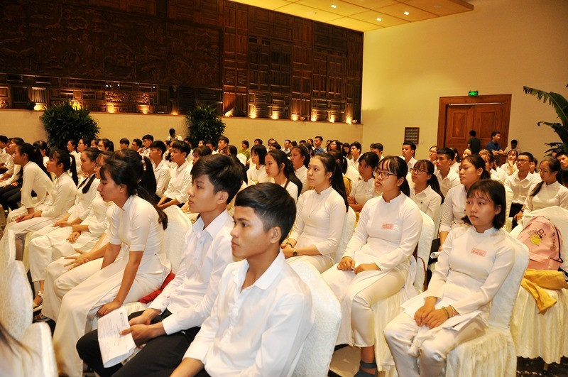 Các tân sinh viên Quảng Nam, Đà Nẵng dự lễ trao học bổng. Ảnh: V.ANH