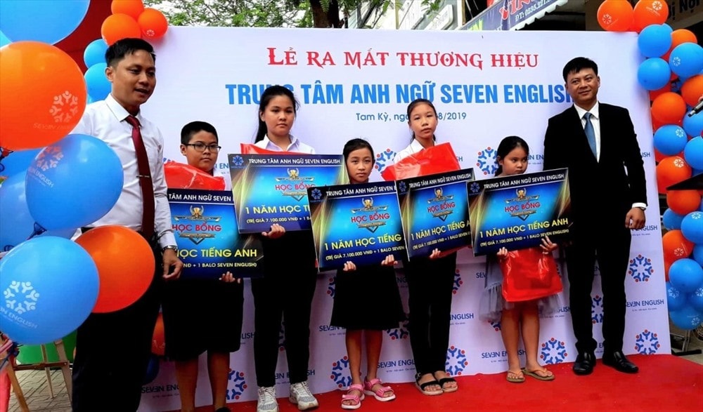 Trao học bổng cho học sinh tại lễ khai trương trung tâm. Ảnh: P.V