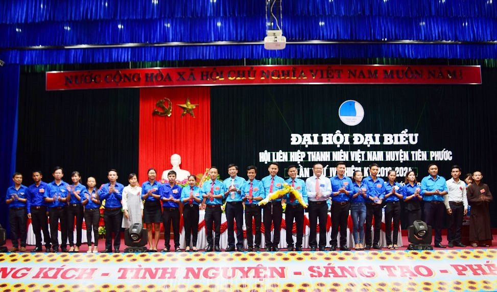 Ủy ban Hội LHTN Việt Nam huyện Tiên Phước khóa IV ra mắt tại đại hội. Ảnh: THÁI CƯỜNG