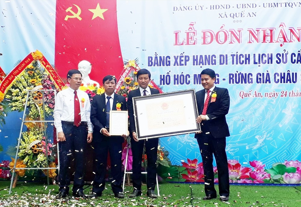 Phó Chủ tịch UBND tỉnh Trần Văn Tân trao Bằng xếp hạng Di tích lịch sử cấp tỉnh cho lãnh đạo xã Quế An. Ảnh: D.T
