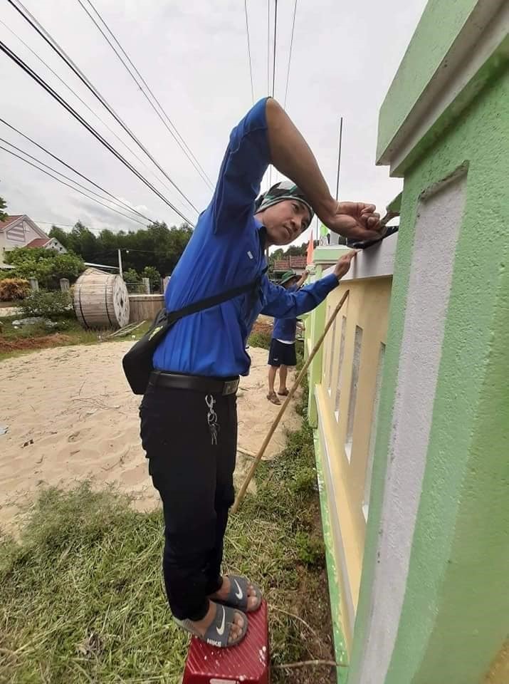 Đoàn viên thanh niên sơn sửa tường rào Trường Mẫu giáo Phong Lan (xã Tam Trà). Ảnh: K.L