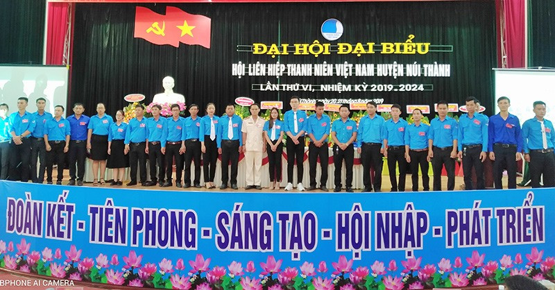 Ủy ban Hội khóa mới ra mắt tại Đại Hội đại biểu Hội LHTN Việt Nam huyện Núi Thành.