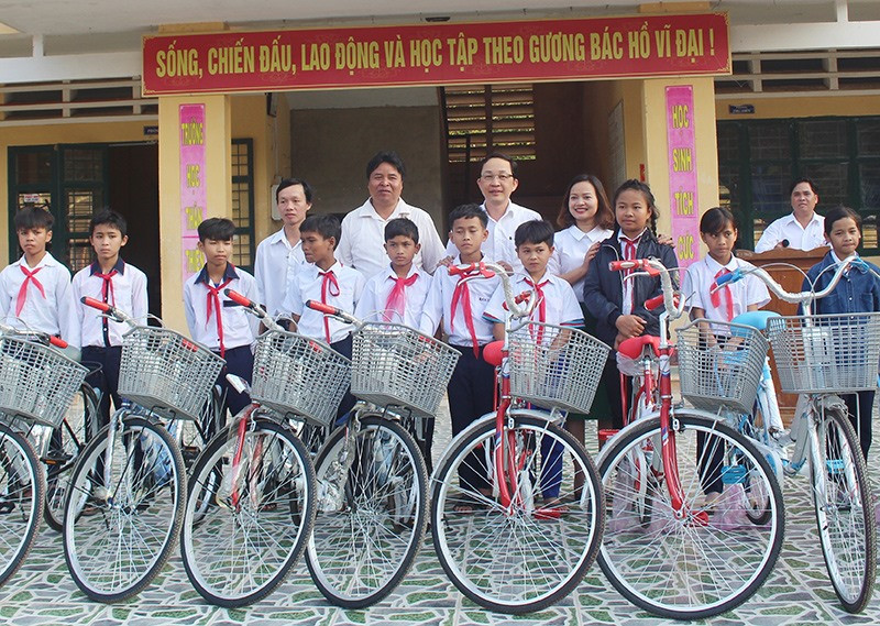 Lãnh đạo huyện Tây Giang vận động nhà hảo tâm tặng xe đạp cho học sinh nỗ lực vượt khó học tập. Ảnh:H.T