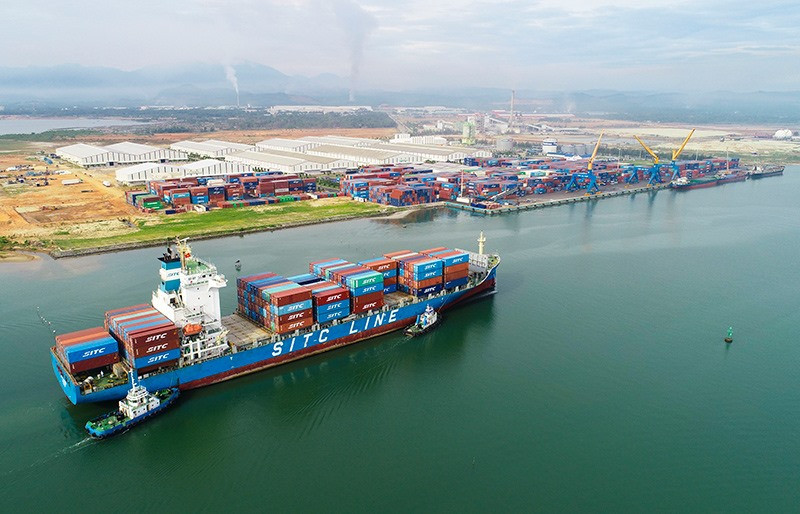 Cảng Chu Lai đón được tàu trọng tải lớn, sẽ chính thức trở thành cảng biển quốc tế trong nay mai. Ảnh: T.D