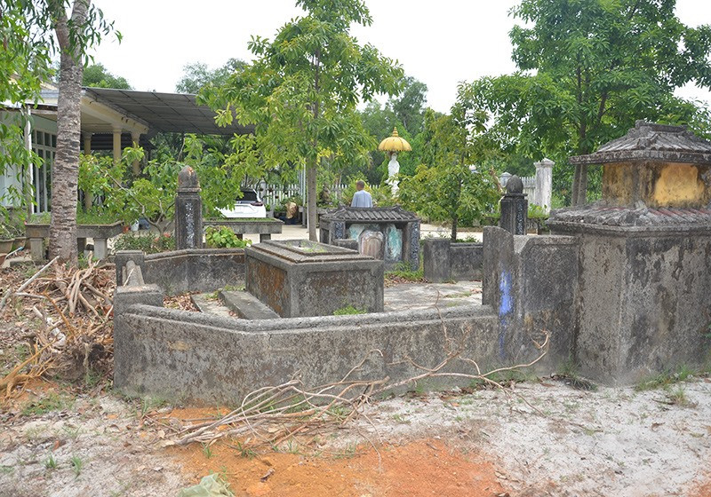 Phần mộ của tộc Huỳnh trong khuôn viên đất của bà Nguyệt đang quản lý, sử dụng. Ảnh: HOÀNG TRẦN