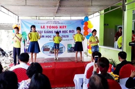 Học sinh của trung tâm biểu diễn văn nghệ trong lễ khai giảng. Ảnh: C.N