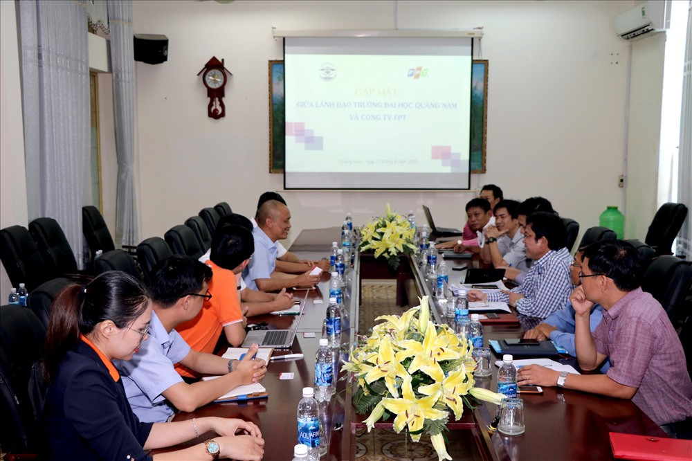 Công ty CP FPT trao đổi nội dung hợp tác với Trường Đại học Quảng Nam. Ảnh: CHÂU HÙNG
