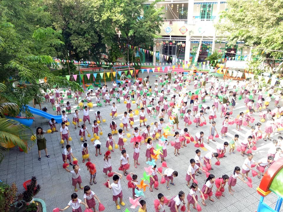 Các cháu Trường Mẫu giáo Hương Sen tập thể dục trong buổi sáng tựu trường. Ảnh: H.N