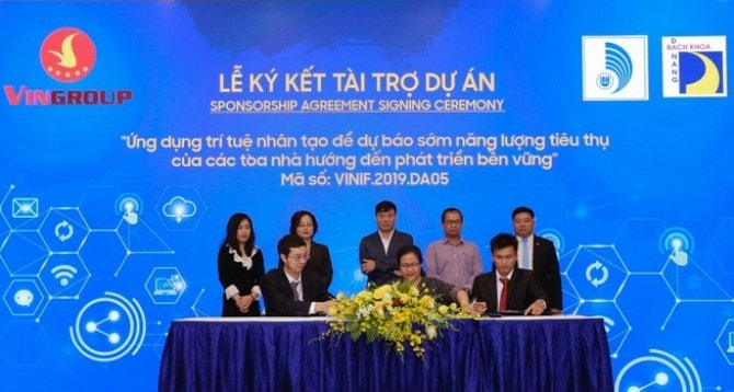 Đại diện Quỹ VINIF và lãnh đạo Trường Đại học Bách khoa - Đại học Đà Nẵng ký kết tài trợ. Ảnh: N.T.B