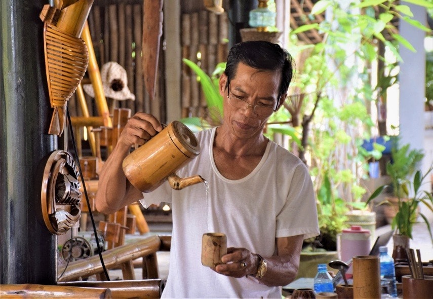 Sản phẩm ấm trà bằng tre có giá 300 nghìn đồng/cái. Ảnh: THANH THẮNG