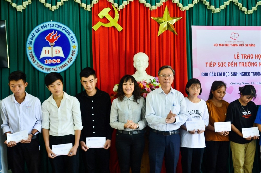 Đại diện Hội Nhà báo Đà Nẵng và VNPT Đà Nẵng trao học bổng cho học sinh Trường THPT Hiệp Đức. Ảnh: XUÂN SƠN
