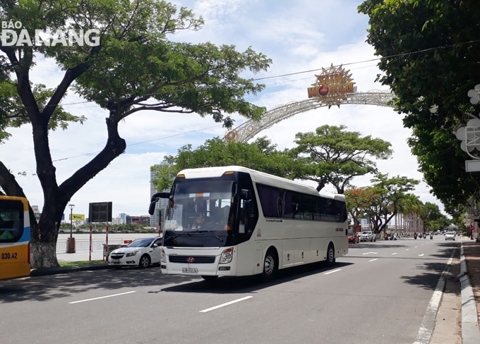 Lúc 11 giờ 30 phút ngày 1-9, ô tô chở khách trên 30 chỗ ngồi đi chuyển vào tuyến đường Bạch Bằng 