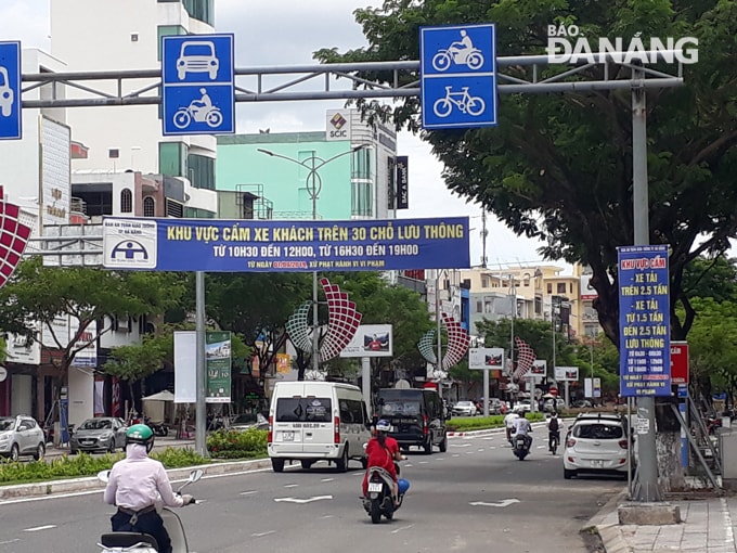 Nội dung tuyên truyền được thông tin trực quan đến đến người điều khiển phương tiện trên đường Nguyễn Văn Linh 