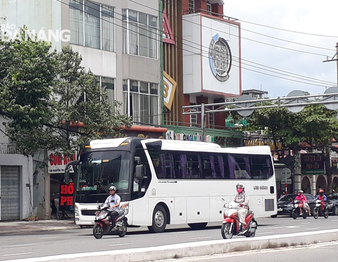 Trên các tuyến đường 3-2, Nguyễn Tri Phương, Nguyễn Hữu Thọ, 2-9, Bạch Đằng từ 11 giờ đến 12 giờ ngày 1-9-2019 đều ùn ùn xe khách trên 30 chỗ di chuyển. Trong ảnh: Xe khách trên 30 chỗ di chuyển trên đường Nguyễn Tri Phương lúc 11 giờ 45 phút.