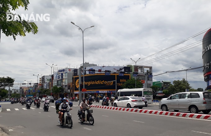 Do thời điểm này trùng vào ngày Chủ nhật và ngày nghỉ lễ 2-9 nên các cơ quan hành chính, trường học dừng hoạt động, lượng phương tiện giao thông ở trung tâm thành phố giảm nên nhiều vị trí ở các giao lộ lớn như phía tây cầu Rồng, cầu Trần Thị Lý....đều thông thoáng, không có hiện tượng ùn ứ giao thông. Trong ảnh: Giao lộ đường Nguyễn Văn Linh- Nguyễn Tri Phương vào khung giờ cao điểm trưa ngày 1-9 rất thông thoáng. 