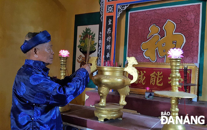 Ông Đinh Viết Thành thắp nén nhang tưởng nhớ nước nguồn cây cội.