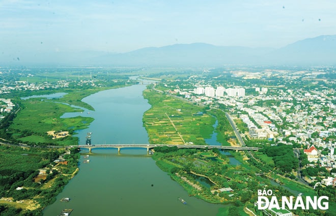 Cầu Cẩm Lệ và vùng rau La Hường (bên phải) xanh mát quanh năm.