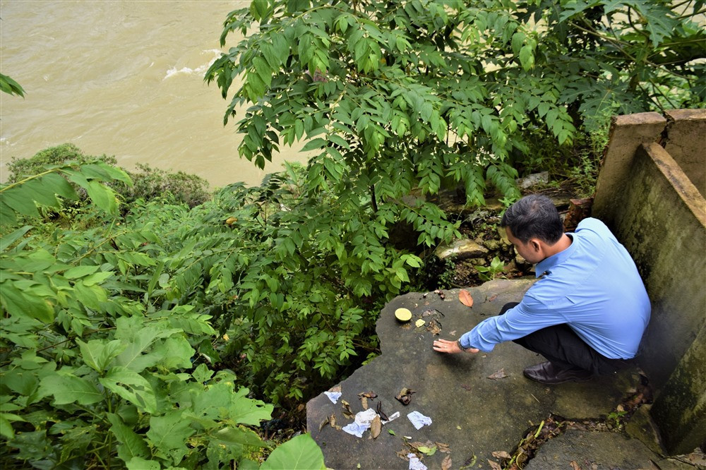 Tình trạng sạt lở bờ sông Trường qua địa bàn xã Phước Hiệp diễn ra nghiêm trọng vào mùa mưa lũ. Ảnh: THANH THẮNG