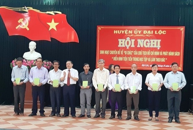 Huyện ủy Đại Lộc trao tặng tập sách “Điển hình tiên tiến trong học tập và làm theo Bác“. Ảnh: N.D