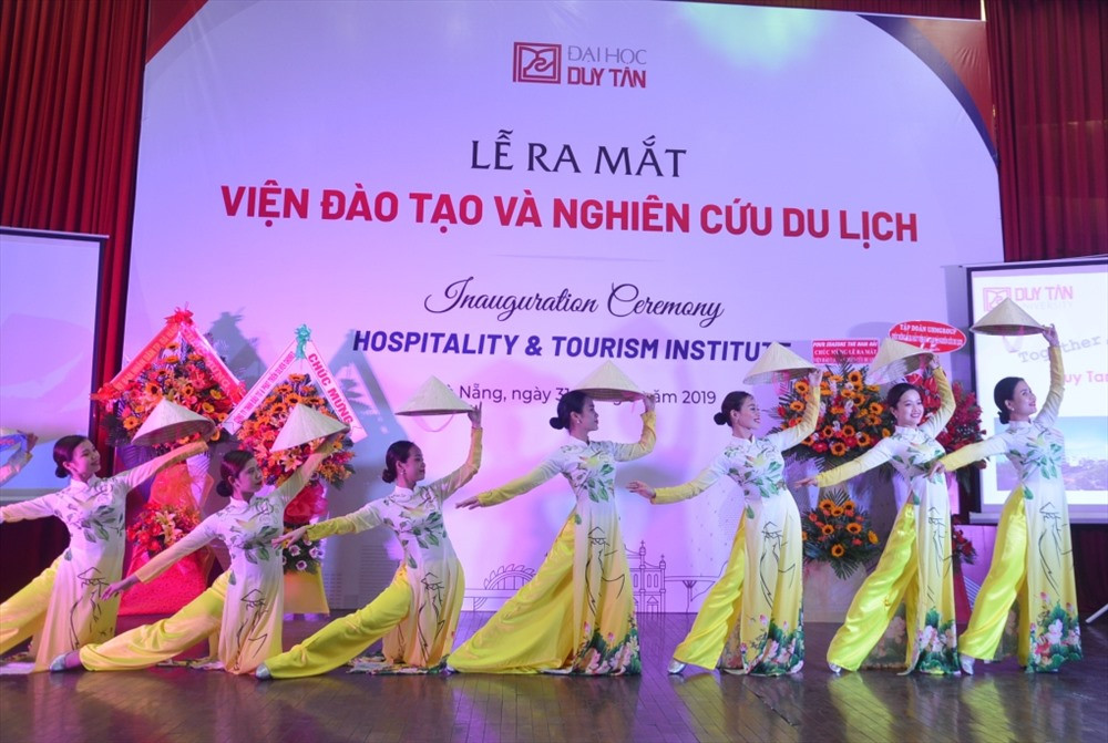 Tiết mục múa mừng ra mắt Viện Đào tạo và nghiên cứu du lịch - Đại học Duy Tân. Ảnh: N.T.B