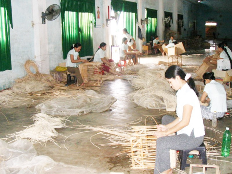 Nghề mây tre đan phát triển mạnh ở huyện Thăng Bình. Ảnh: T.L