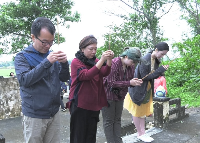 Ku Su Jeong (thứ 2 từ trái sang) tưởng niệm nạn nhân vụ thảm sát Phong Nhị.