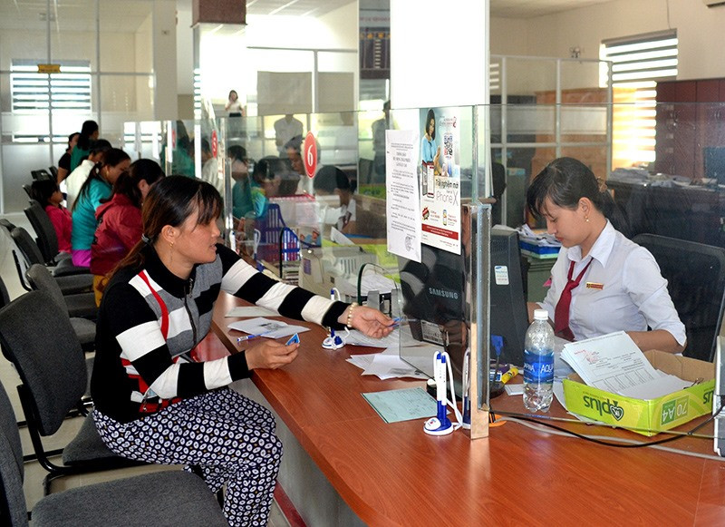 Agribank chi nhánh huyện Tiên Phước giao dịch với khách hàng. Ảnh: QUANG VIỆT