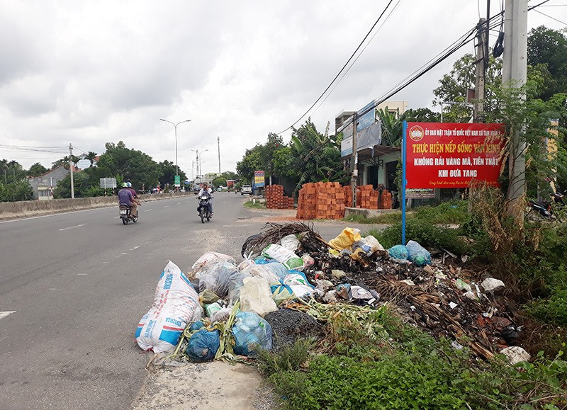 Rác thải tập kết dọc quốc lộ đoạn qua thôn Phú Bình, xã Tam Xuân 1 (Núi Thành)Ảnh: T.H