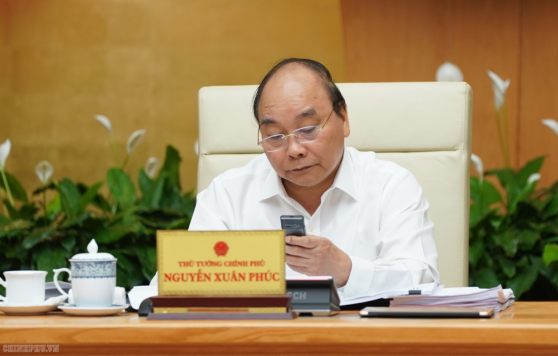Thủ tướng Nguyễn Xuân Phúc nhắn tin ủng hộ người nghèo. Ảnh VGP/Quang Hiếu