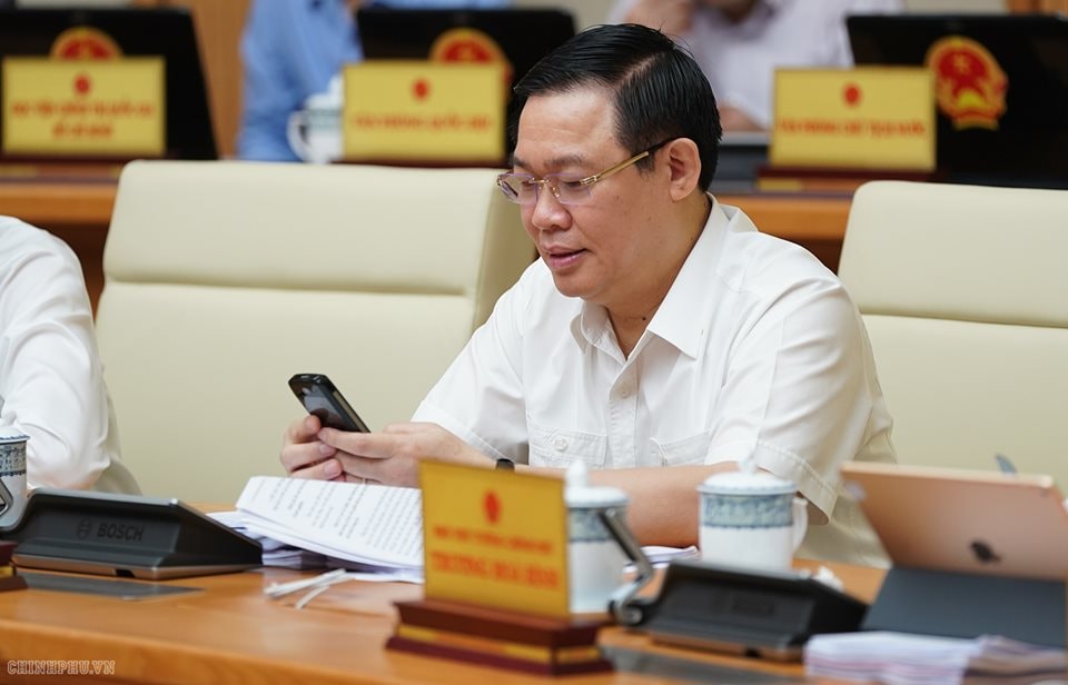 Phó Thủ tướng Trương Hòa Bình và Phó Thủ tướng Vương Đình Huệ nhắn tin ủng hộ người nghèo. Ảnh VGP/Quang Hiếu
