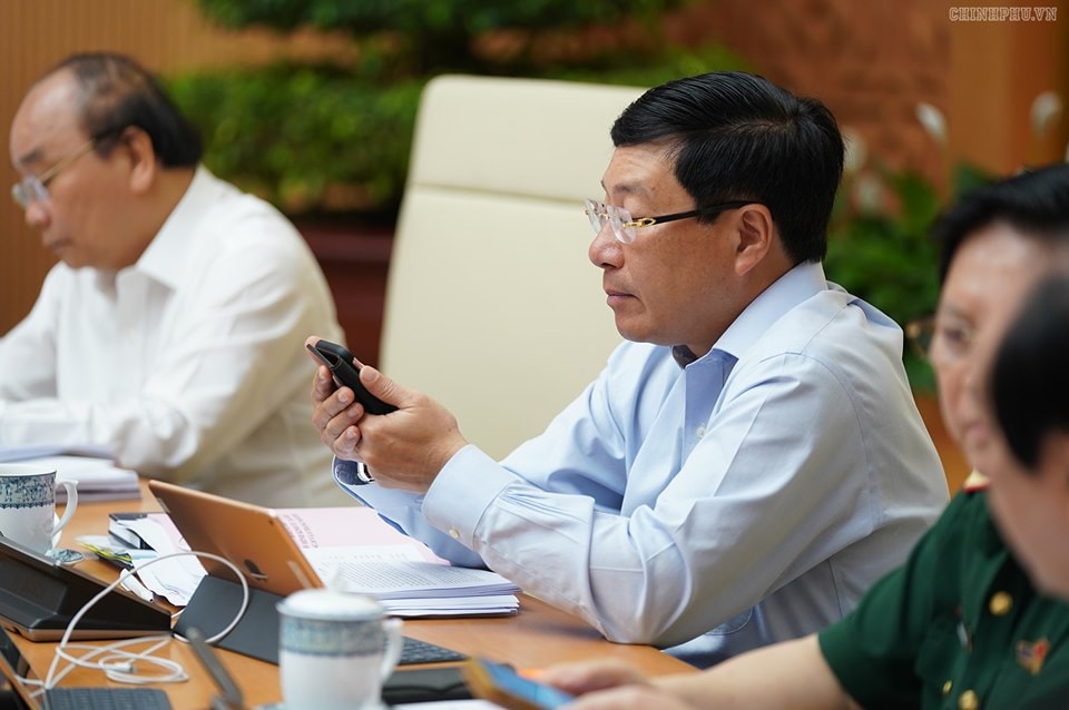 Phó Thủ tướng Phạm Bình Minh nhắn tin ủng hộ người nghèo. Ảnh VGP/Quang Hiếu