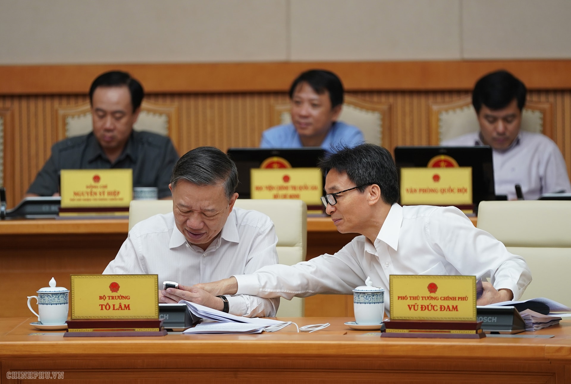 Phó Thủ tướng Vũ Đức Đam và Bộ trưởng Bộ Công an Tô Lâm nhắn tin ủng hộ người nghèo. Ảnh VGP/Quang Hiếu