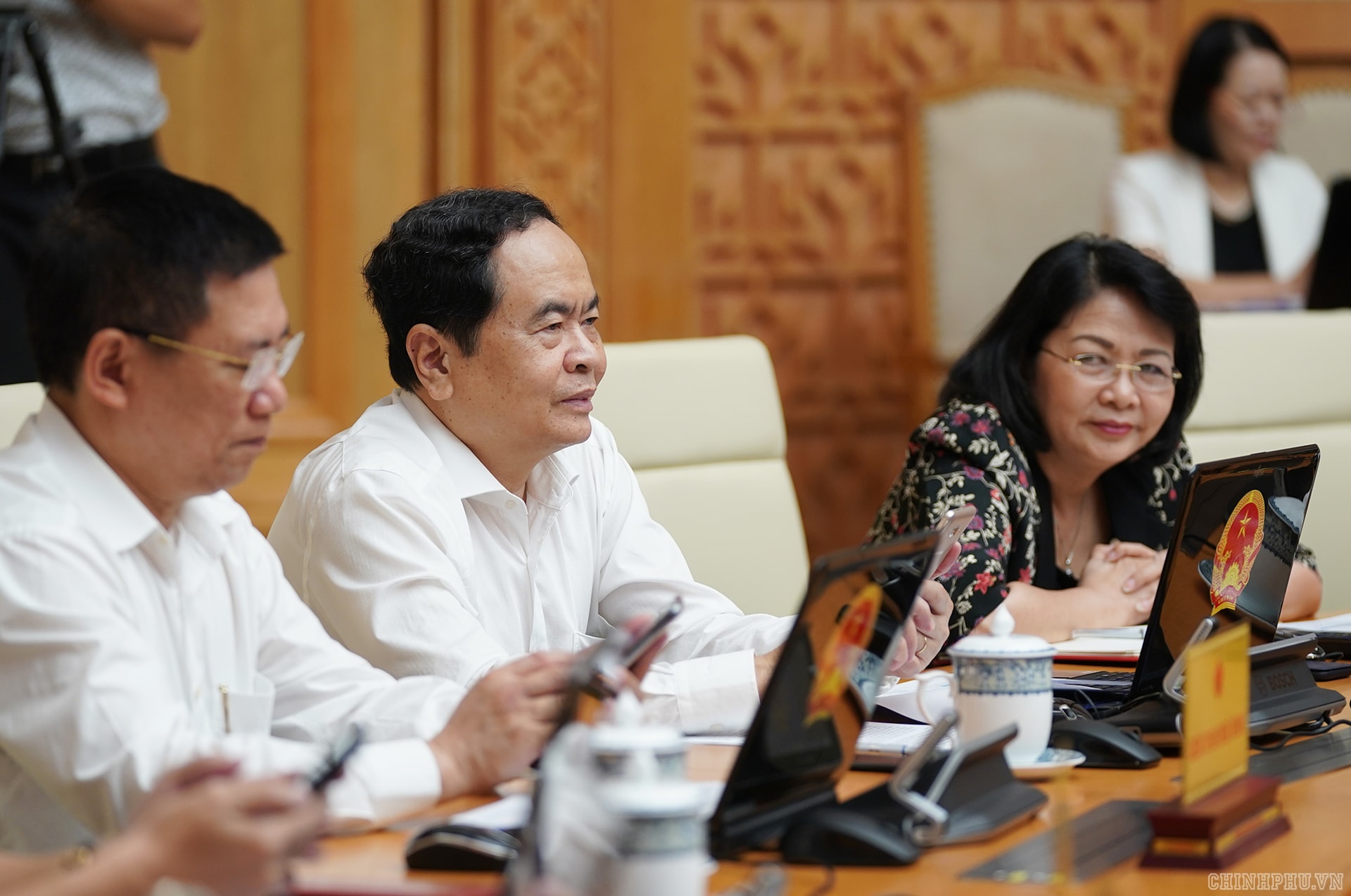 Phó Chủ tịch nước Đặng Thị Ngọc Thịnh, Chủ tịch MTTQ Việt Nam Trần Thanh Mẫn, Tổng Kiểm toán Nhà nước Hồ Đức Phớc nhắn tin ủng hộ người nghèo. Ảnh VGP/Quang Hiếu