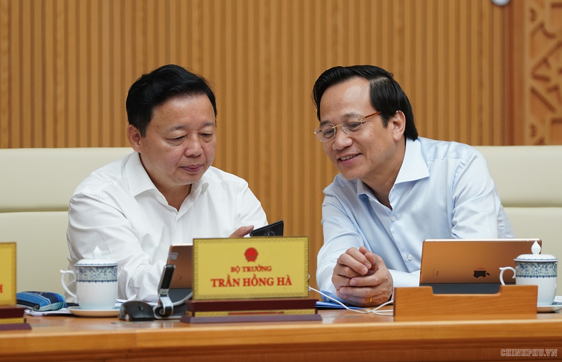 Bộ trưởng Trần Hồng Hà, Bộ trưởng Đào Ngọc Dung nhắn tin ủng hộ người nghèo. Ảnh VGP/Quang Hiếu