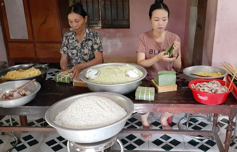 Mẹ con chị Thu Thủy gói bánh chưng.