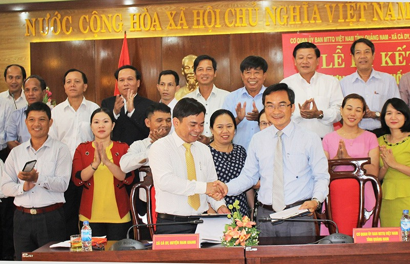 Đại diện Mặt trận và các đoàn thể ký kết chung tay hỗ trợ xã Cà Dy (huyện Nam Giang) giảm nghèo. Ảnh: N.T