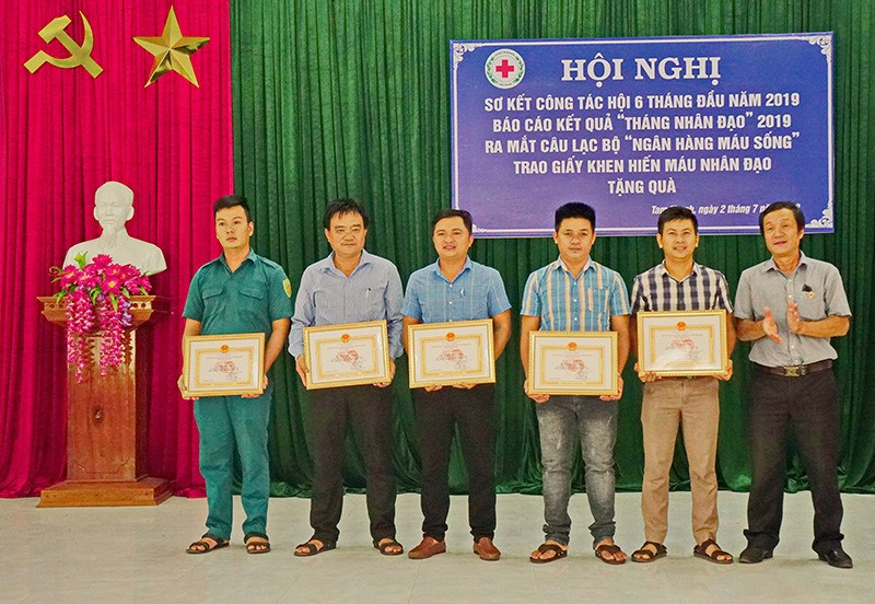 Các tình nguyện viên hiến máu nhân đạo xã Tam Thanh được nhận giấy khen của UBND thành phố Tam Kỳ. Ảnh: N.Đ.N