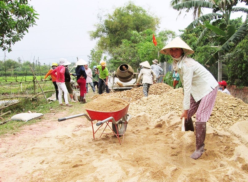 Những năm qua, nhân dân nhiều địa phương trong tỉnh tích cực tham gia xây dựng kết cấu hạ tầng nông thôn. Ảnh: VĂN SỰ