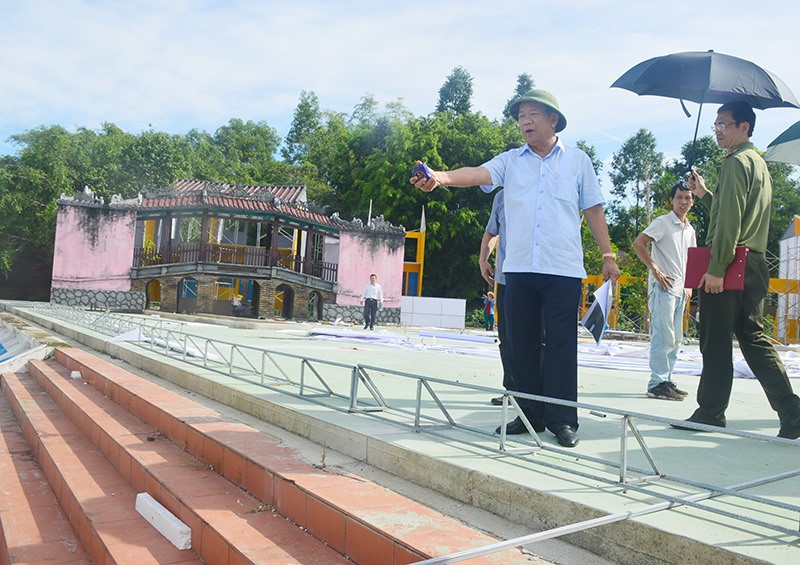 Chủ tịch UBND tỉnh Đinh Văn Thu kiểm tra quá trình lắp đặt sân khấu tại Mỹ Sơn.