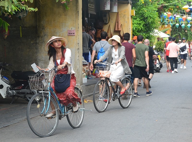 Visitors to Hoi An ancient town.